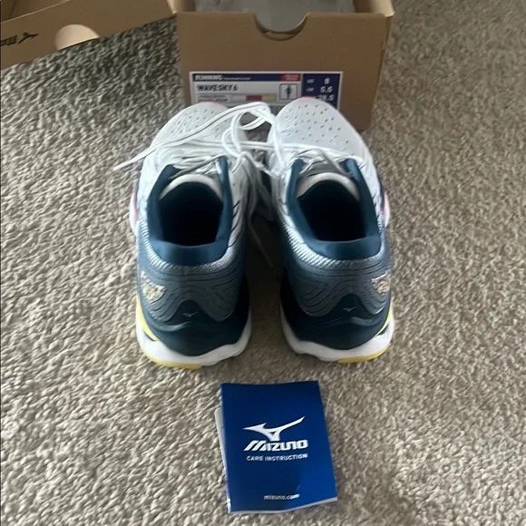 Woman”s Mizuno Wave Sky 6 Size 8  Running Shoes - Picture 3 of 6